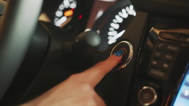 Εντόπισε το κουμπί. Εκτός μηχανής αυτοκινήτου. Πατήστε το κουμπί για να ξεκινήσει η μηχανή του αυτοκινήτου. Ηλεκτρονικά μέσα προστασίας από κλοπή αυτοκινήτου. Το δάχτυλο του χεριού πιέζει το αυτοκίνητο κουμπιών ανάφλεξης. — Αρχείο Βίντεο