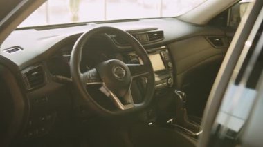 LVIV, UKRAINE - 26 Ekim 2021: Nissan, Japon otomobil üreticisi Nissan tarafından üretilen kompakt bir arazi aracı. Modern araba iç dekorasyonu. Prestijli modern araba. Modern araba gösterge paneli