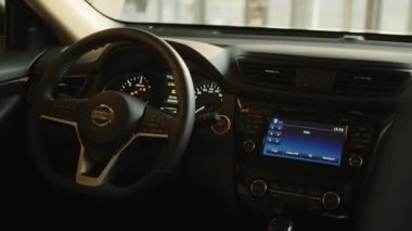 Modern araba göstergesi. Araba tamiri. Modern araba iç dekorasyonu. Prestijli modern araba. Arabanın içi koyu renk. Direksiyon, vites kolu ve gösterge paneli. Arabanın içinde modern SUV var..