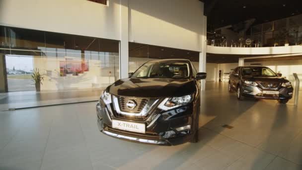 LVIV, UKRAINE - 2021年10月26日：展厅和汽车经销店Nissan 。日产(Nissan)是日本汽车制造商日产(Nissan)生产的小型越野车SUV 。汽车内部的细节。现代汽车的内部. — 图库视频影像