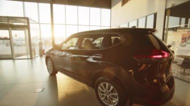 LVIV, UKRAINE - 26 Ekim 2021: Showroom ve araba galerisi Nissan. Nissan, Japon otomobil üreticisi Nissan tarafından üretilen kompakt bir arazi aracı. Arabanın iç detayları. Modern arabanın içi..