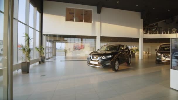 LVIV, UKRAINE - 26. října 2021: Showroom and car dealership Nissan. Nissan je kompaktní crossover SUV, které vyrábí japonský výrobce automobilů Nissan. Podrobnosti interiéru auta. Interiér moderního vozu. — Stock video