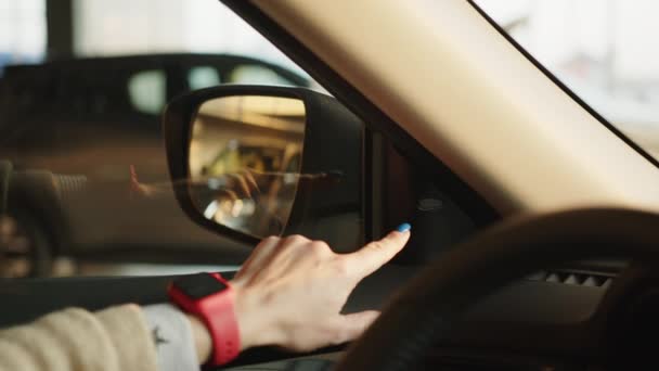 Ikon lampu peringatan dari sistem pemantauan blind spot di sisi kaca spion kendaraan modern. Sistem Pemantauan Zona Mati Otomotif. Sistem BSM. Konsep keselamatan pengemudi — Stok Video