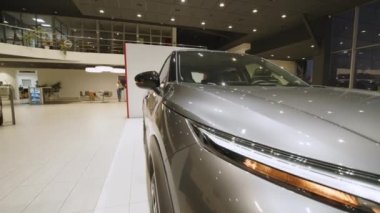 LVIV, UKRAINE - 26 Ekim 2021: Nissan Juke arazi aracı motor fuarı sırasında sergilenmektedir. Nissan galerisindeki arabalar. Süslü, şık ve yeni Nissan manzarası