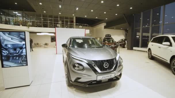 LVIV, UKRAINE - 26. října 2021: Showroom and car dealership Nissan. Nissan je kompaktní crossover SUV, které vyrábí japonský výrobce automobilů Nissan. Podrobnosti interiéru auta. Interiér moderního vozu. — Stock video