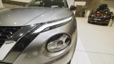 LVIV, UKRAINE - 26 Ekim 2021: Nissan Juke arazi aracı motor fuarı sırasında sergilenmektedir. Nissan galerisindeki arabalar. Süslü, şık ve yeni Nissan manzarası