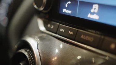 Arabanın içi, kontrol düğmeleri, akustik sistem ve kontrol sistemi. Modern araba göstergesi. Araba tamiri. Boş ekranlı bir araba ekranı. Modern araba iç dekorasyonu. Prestijli modern araba..