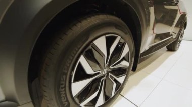 LVIV, UKRAINE - 26 Ekim 2021: Yakın çekim alaşımı Nissan Navara araba tekerlekleri hafif odaklı ve arka planda ışık üzerinde. Nissan galerisindeki arabalar. Süslü, şık ve yeni Nissan manzarası.