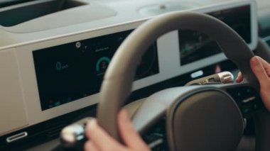 Hibrit arabalardaki yeni teknoloji. Sürücü Dikkat Uyarı Fonksiyonu DAW. Otonom arabanın içi. Sürücüsüz araç. Renkli çok fonksiyonlu araba görüntüsü. Modern bir arabanın dijital gösterge paneli.