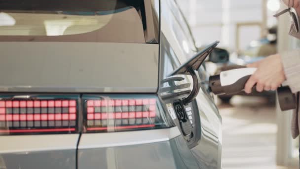 Koppel de Charger Plug van een elektrische hybride auto los. Opladen compleet van een tankproces van een elektrische auto. Hatch sluit automatisch. Koppel de kabel los na het opladen van de carr — Stockvideo