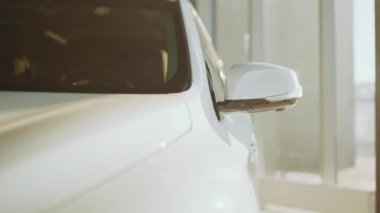 İsimsiz, prestijli, lüks, modern arabanın farlarının detaylarını kapatın. Araba kullanma tutkusu, araba galerileri, lüks arabalar. Araba galerisi, araba kaputu, farı yakın.