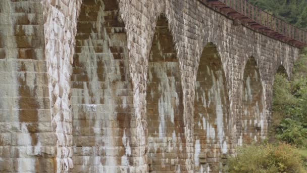 Um drone debaixo de uma ponte a fazer uma inspecção. Inspeção da ponte velha por drone. Inspetores de Segurança Trabalhando na Altura em uma Ponte de Veículo Inspecionando o Concreto para Rachaduras e Danos — Vídeo de Stock