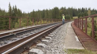Demiryollarında yürüyen ve rayları kontrol eden mühendis. Demiryolu mühendisi demiryolu hattını kontrol ediyor. Demiryolu raylarının denetimi ve kontrolü mühendis tarafından gerçekleştirilir. Demiryolunda çalış..