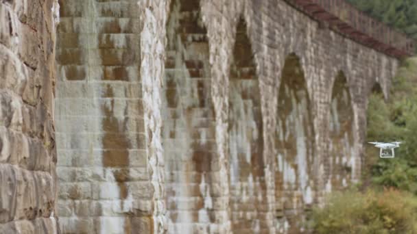 Drone debajo de un puente haciendo una inspección. Inspección del viejo puente por dron. Inspectores de Seguridad Trabajando a Altura en un Puente Vehicular Inspeccionando el Hormigón en busca de Grietas y Daños — Vídeos de Stock