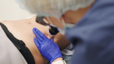 Lazer cilt tedavisi gören bir kadın ya da cilt bakımı kliniğindeki yara izlerinin lazeri. Yüzündeki kırışıklıklar, yaralar ve güneş hasarları için yüzey tekniği.