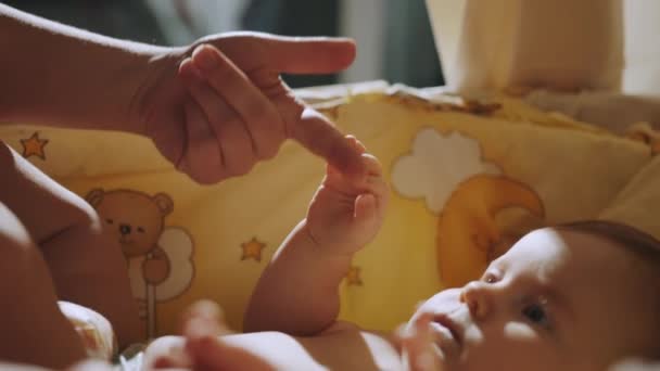 Close Up shot of babys little cute hand reaching for fathers loving finger. — Stock videók