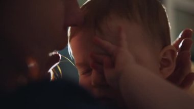 Bebek bakımı, ilk beceriler, oturmayı öğrenmek. Beşikte oturan mutlu bebek. Bebek gece beşiğinde oturuyor. Bebek beşikte oturuyor ve oynuyor. Çocukluk, Yeni Hayat, Ebeveynlik kavramı.