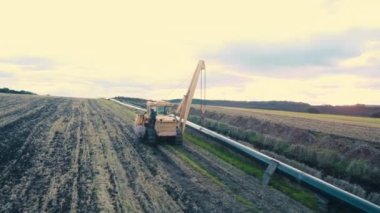 Boru hattı tamirinde. Mavi boru hattının inşaatı. Gaz borusu. Boru hattının inşaatı. Boru hattı binası. İnşaat makineleri yere boru döşüyorlar. Boru hattı tamirinde.