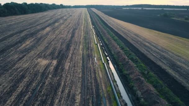 Vuelo con drones sobre gasoducto y oleoducto. Tubos soldados entre sí, se colocan en la parte superior de bolsas de arena de apoyo al lado de la línea de trinchera. Corriente turca balcánica hacia Europa con gas ruso. — Vídeos de Stock