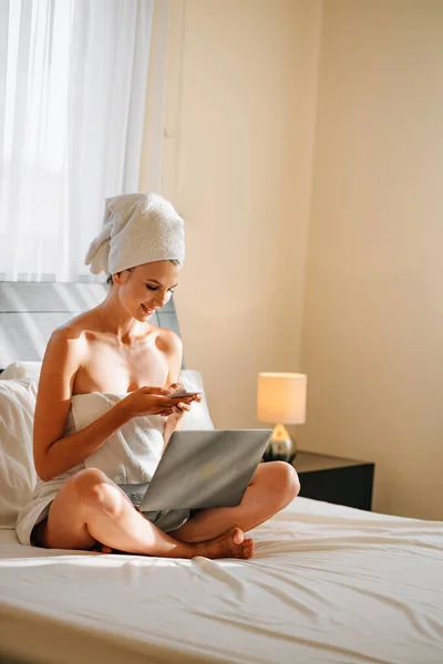 Mulher Bonita Envolto Toalha Banho Deitado Cama Com Laptop Nos — Fotografia de Stock