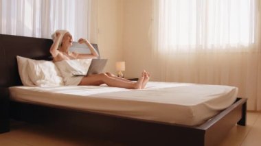 Heyecanlı genç bayan kazanan dizüstü bilgisayara bakıyor online başarıyı kutluyor evdeki kanepede oturuyor. Öforik kadın yeni bir iş fırsatı elde ediyor, e-postada iyi haberler okuyor, zafere seviniyor, motive oluyor.