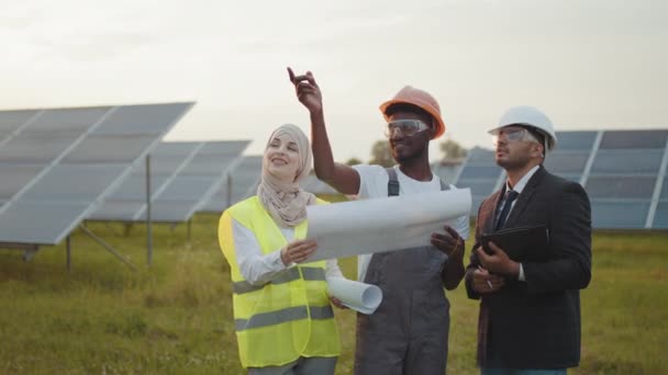 Three Multiracial People Having Meeting Solar Station Competent Engineers Discussing — Video Stock