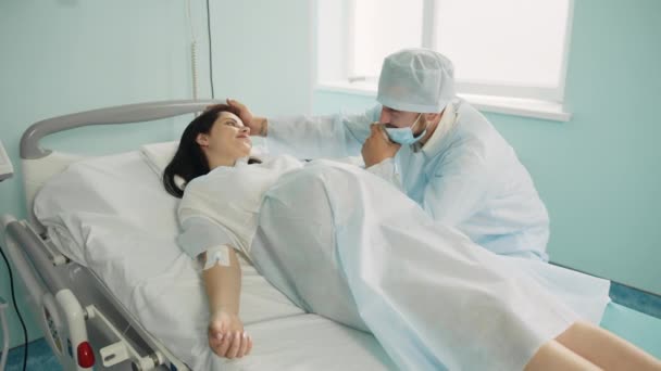 Hasta Koğuşunda Oturan Şefkatli Kocasının Elini Tutarak Acı Çeken Hamile — Stok video