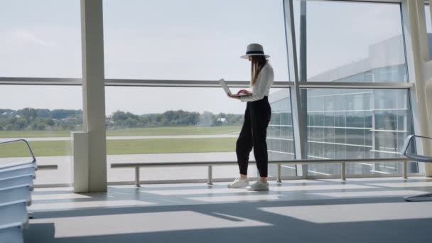 Молодая Красивая Женщина Печатает Ноутбуке Аэропорту Туристический Фрилансер Работает Ждет — стоковое видео