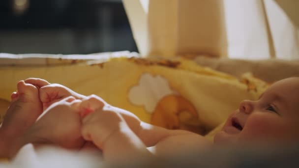 Pequeño Bebé Recién Nacido Caucásico Divertido Sonriendo Acostado Parte Posterior — Vídeo de stock