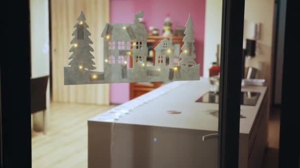 美しいクリスマスの装飾が施された窓 メリークリスマスとハッピーホリデー クリスマスの窓のための美しい装飾 店内の窓ガラスに描かれた白い雪片 — ストック動画