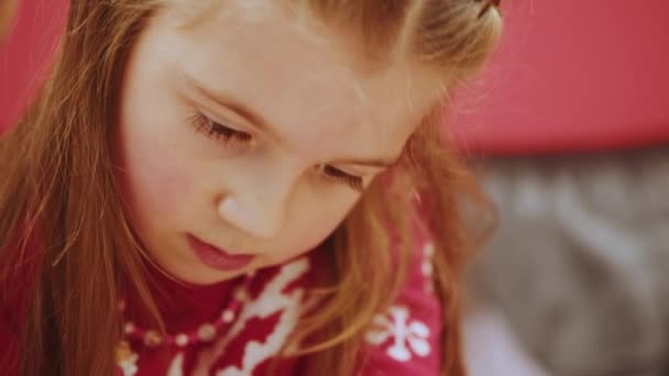 Yüzünüzü Kapatın Küçük Kız Gülümsüyor Güzel Süslenmiş Bir Noel Ağacına — Stok video