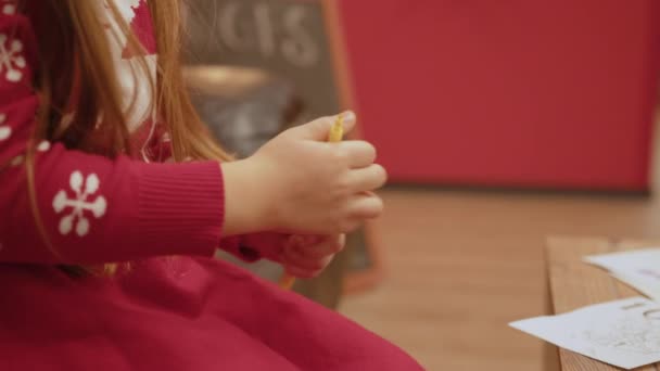 Criança Escreve Uma Carta Papai Noel Uma Menina Desenha Com — Vídeo de Stock