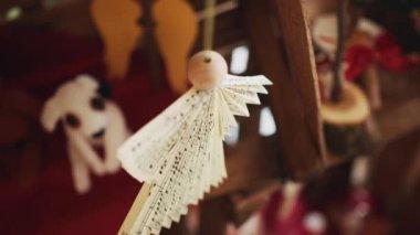 Güzel bir Noel 'in yakın görüntüsü ya da bulanık arka planda melek oyuncağının köknar ağacı süslemesi. Gri ahşap arka planda Noel meleği