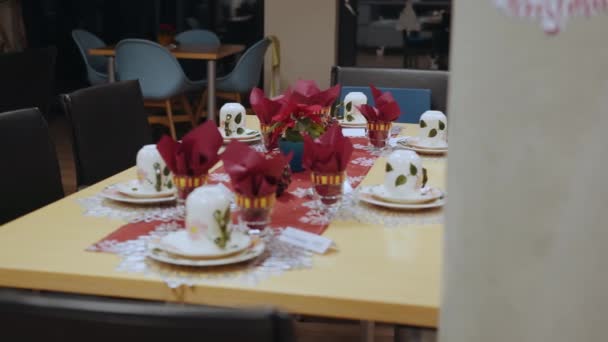 Χριστουγεννιάτικο Διακοσμημένο Τραπέζι Στο Σπίτι Κεριά Διαφορετικά Πιάτα Χριστουγεννιάτικο Δέντρο — Αρχείο Βίντεο