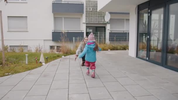 Щаслива Маленька Дівчинка Біжить Своєї Усміхненої Матері Стрибає Обійми Після — стокове відео