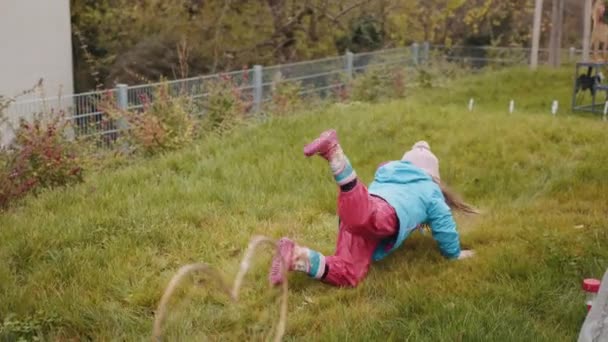 Een Klein Meisje Basisschool Kind Buiten Spelen Kind Omvalt Valt — Stockvideo