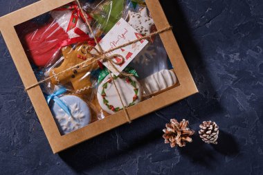 Mavi arka planda zencefilli ekmek ve köknar dalları, tümsekler ve dekor yakın plan ile Noel hediyesi