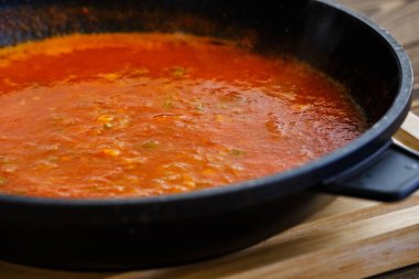 Klasik İtalyan domates sosu. Sarımsak ve zeytin baharatlı. Pizza ve makarna için.