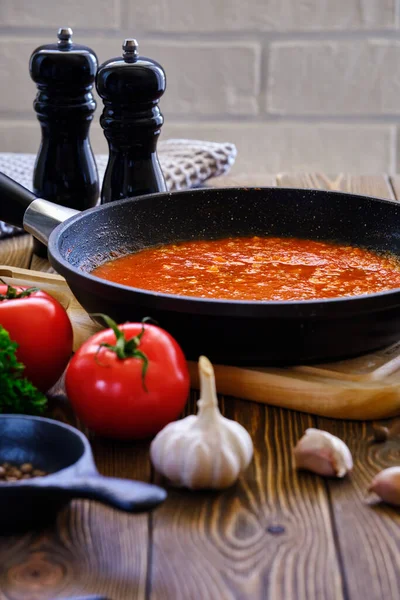 Klasszikus Olasz Paradicsomszósz Fokhagymával Olajbogyó Fűszerekkel Pizzához Tésztához Egy Forró — Stock Fotó