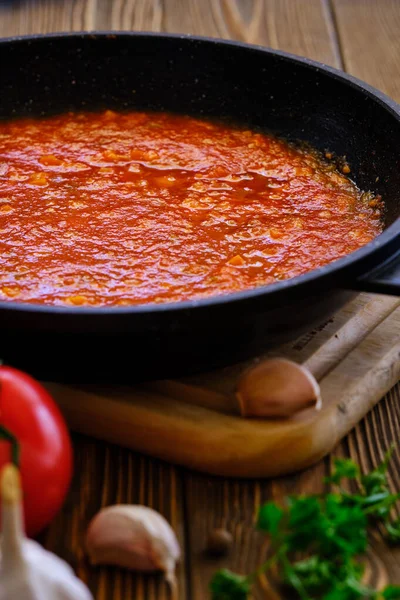 Klasszikus Olasz Paradicsomszósz Fokhagymával Olajbogyó Fűszerekkel Pizzához Tésztához Egy Forró — Stock Fotó