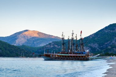19 Temmuz 2019. Oludeniz, Türkiye. Mavi Göl. Şafakta kıyıya yakın bir korsan gemisi