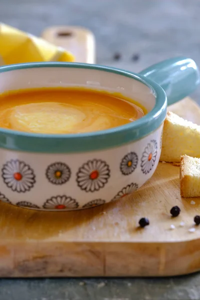 Lezzetli ve sağlıklı beslenme yemekleri. Mavi arka planda balkabağı çorbası kreması. Yakın plan.