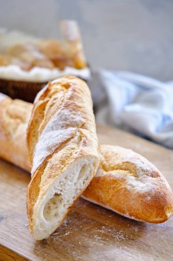 Tahtada çıtır çıtır ekmek hamuru olan taze ekmek.