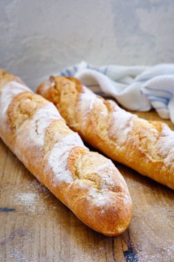 Tahtada çıtır çıtır ekmek hamuru olan taze ekmek.