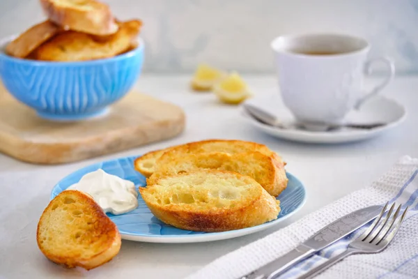 Triturar Rebanadas Baguette Plato Con Una Taza Desayuno Sencillo Delicioso — Foto de Stock