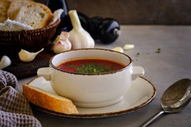 Eski duvarın arka planında otlu pancar çorbası ve sarımsak var. Lezzetli ve sağlıklı yemekler.