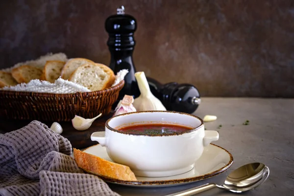 Eski duvarın arka planında otlu pancar çorbası ve sarımsak var. Lezzetli ve sağlıklı yemekler.