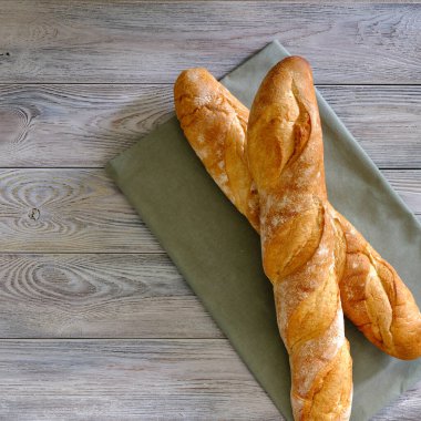 Tahtada çıtır çıtır ekmek hamuru olan taze ekmek.