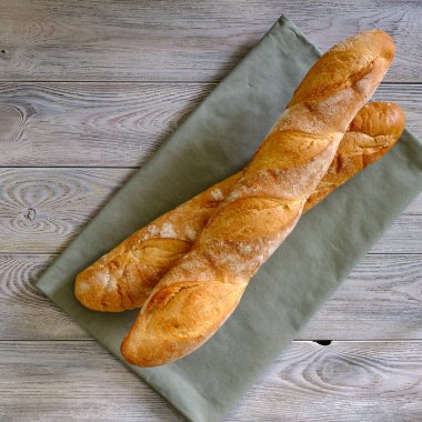 Tahtada çıtır çıtır ekmek hamuru olan taze ekmek.