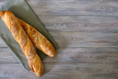 Tahtada çıtır çıtır ekmek hamuru olan taze ekmek.